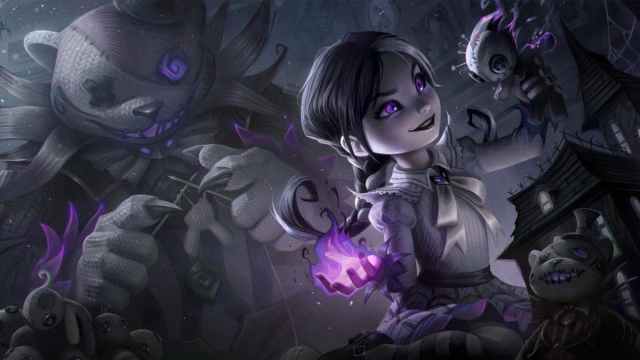 Une image d'Annie dans le Fright Night Skinline de League of Legends. Ce skin transforme Annie en un personnage d'horreur avec un feu violet.