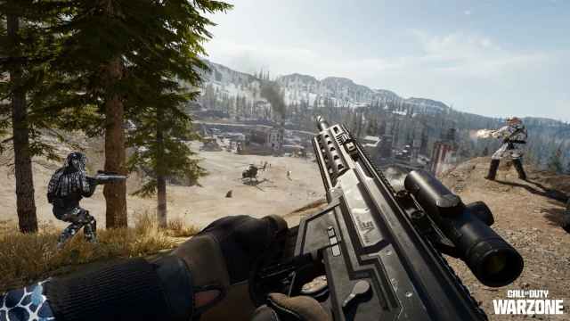 Joueur utilisant le fusil d'assaut Kilo 141 sur Verdansk dans Call of Duty: Warzone