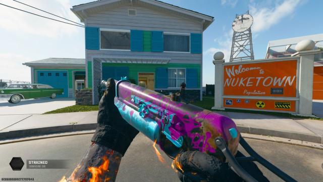 Inspecter le SMG PP-919 sur Nuketown dans Black Ops 6. Le schéma de couleur violet et bleu clair du modèle Strained donne à l'arme un aspect unique.