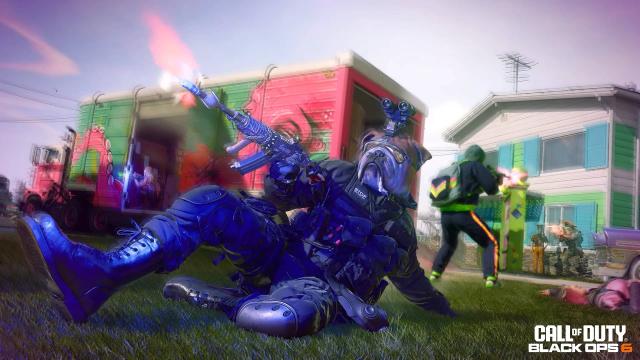 Un opérateur avec un visage de bulldog glisse tout en tirant lors d'une partie de LTM Opérations conjointes sur la carte Blazetown de Black Ops 6.