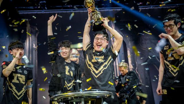 Image montrant Uzi tenant la coupe lors du MSI 2018 de League of Legends.