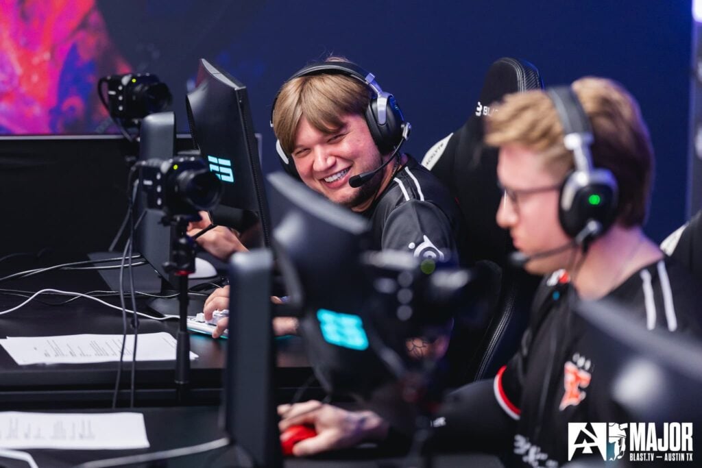 S1mple sourit en regardant rain lors d'un des matches de FaZe Clan au Major d'Austin 2025.