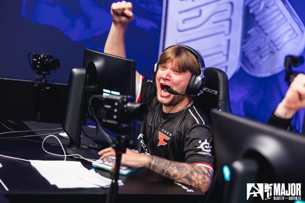 S1mple lève le poing en célébrant une victoire pour FaZe Clan lors du Major d'Austin 2025.