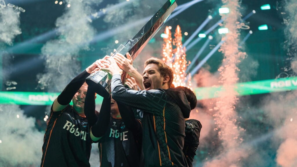 Image montrant Rogue célébrant leur victoire à la LEC lors de la finale de l'été 2022 du championnat européen de League of Legends à la Malmö Arena.