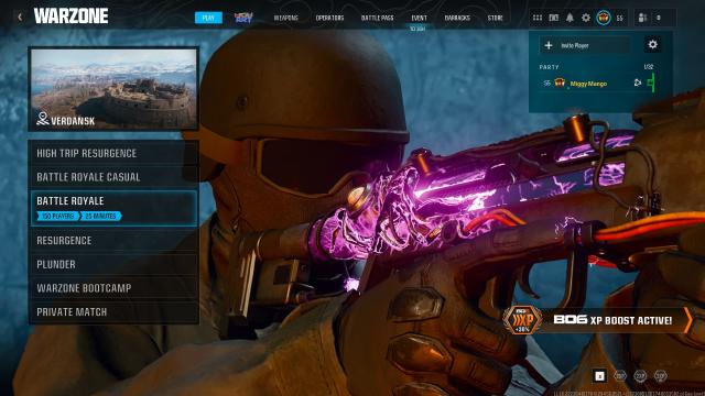 Capture d'écran du menu principal de Warzone montrant que le Classement de Warzone a été retiré de la liste de lecture. Montre également l'opérateur John Black Ops équipé du plan de bataille Jackal PDW Scourge.