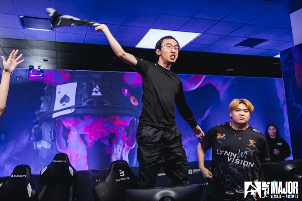 EmiliaQAQ brandit son maillot après que Lynn Vision Gaming a remporté une victoire à la BLAST Austin Major 2025.