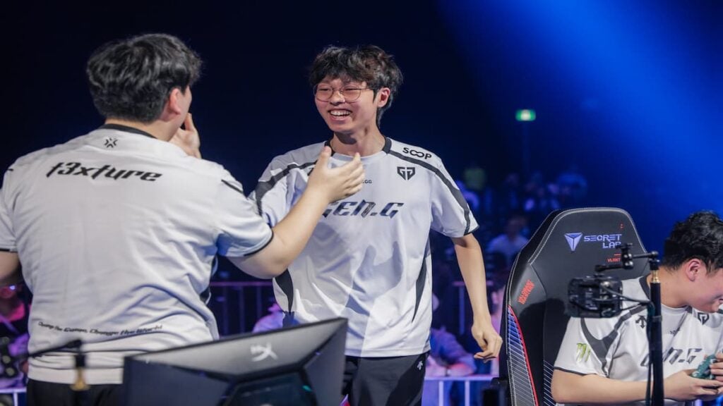 t3xture (L) and Foxy9 de Gen.G réagissent sur scène lors de la Swiss Stage du VALORANT Masters Toronto le 9 juin 2025 à l'Enercare Centre à Toronto Canada. (Photo de Stefan Wisnoski/Riot Games)