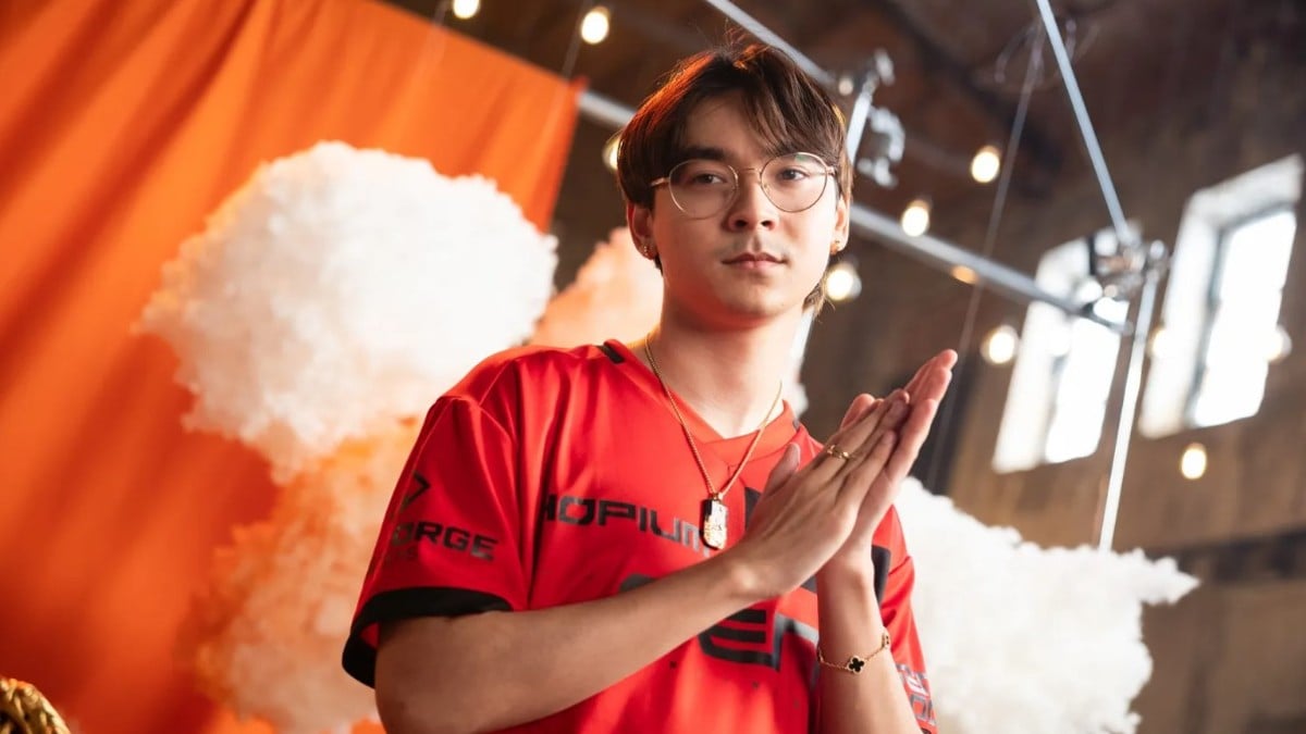 TenZ regardant la caméra avec les mains ensemble