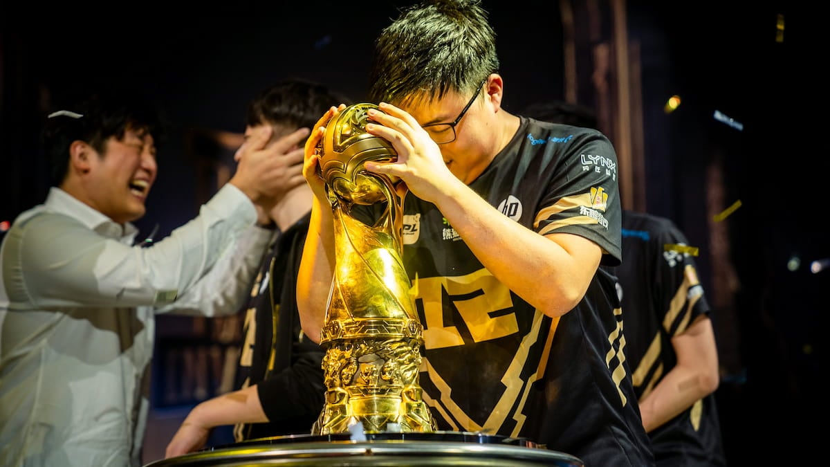 Image montrant Uzi tenant la coupe lors du tournoi League of Legends MSI 2018.