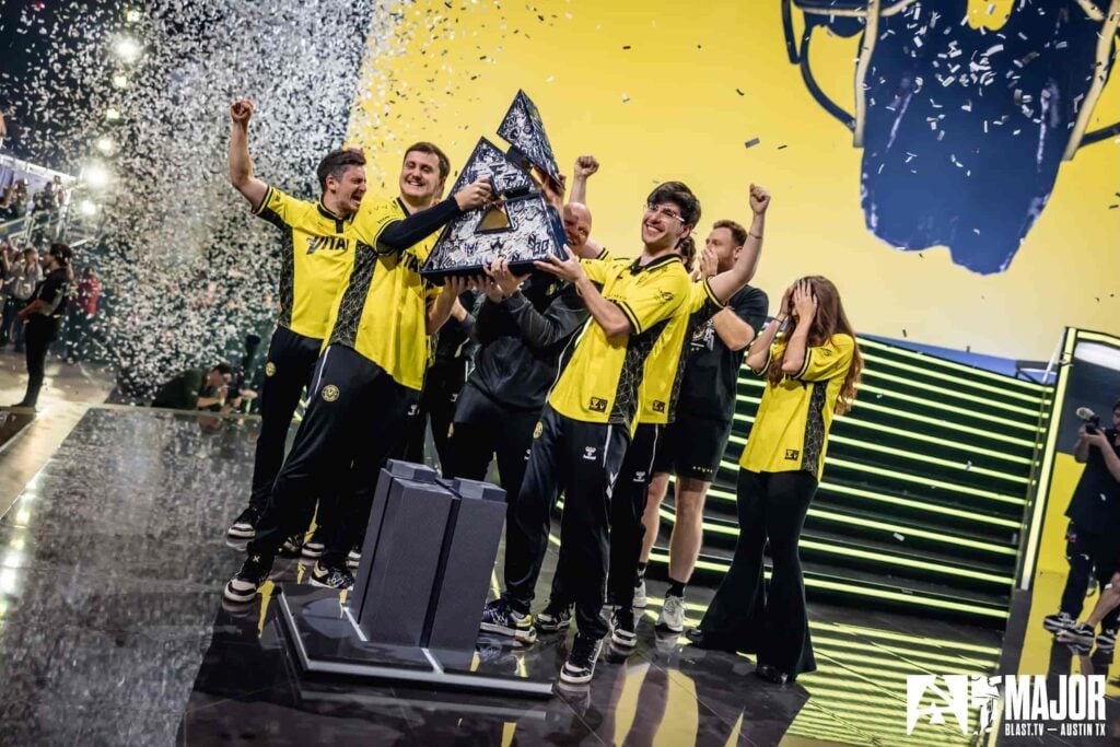 FlameZ et Team Vitality brandissent le trophée après avoir remporté le CS2 Austin Major 2025.