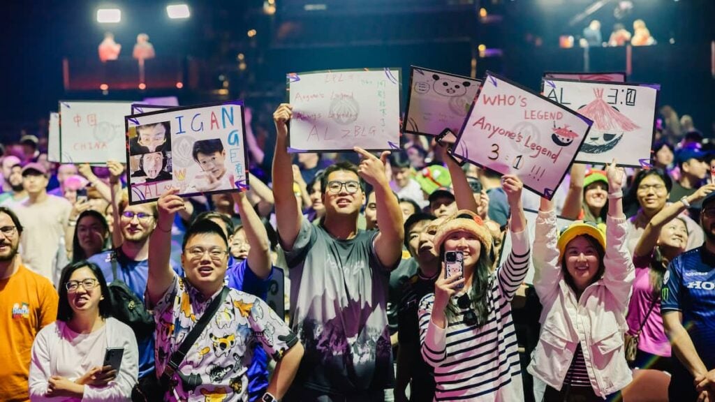 Les fans dans le public montrent leur soutien lors du Bracket Stage Day 2 du MSI 2025 au Pacific Coliseum à Vancouver, Canada, le 2 juillet 2025