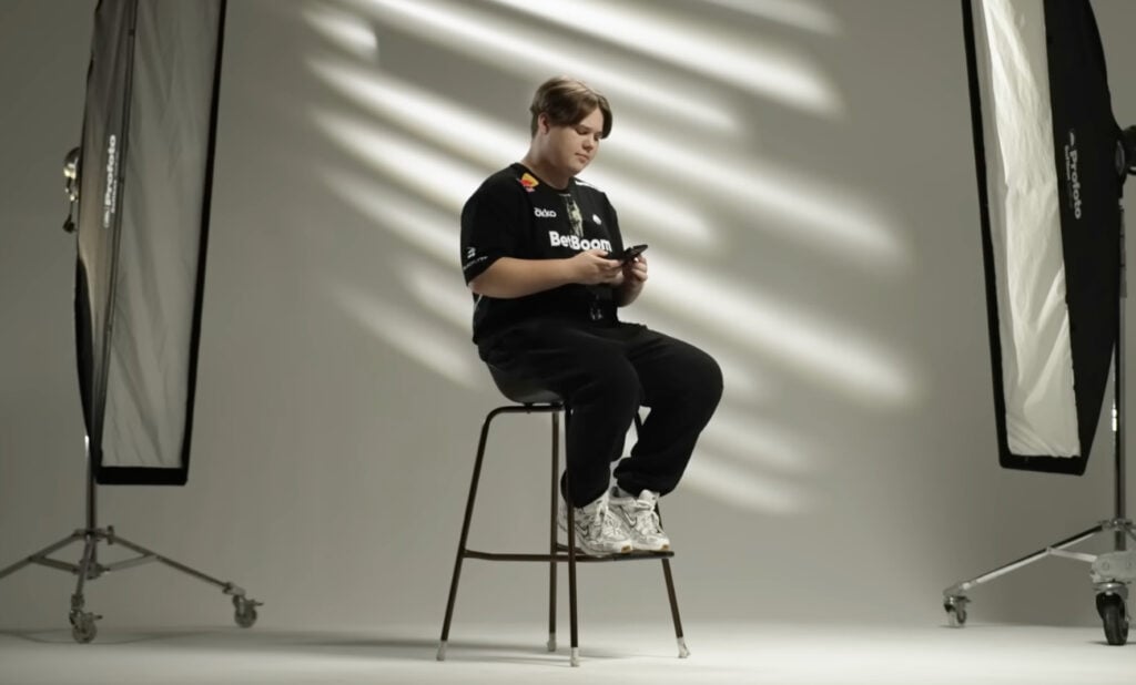 Zweih assis sur une chaise haute en regardant son téléphone dans la vidéo de Team Spirit annonçant son inclusion dans la liste.