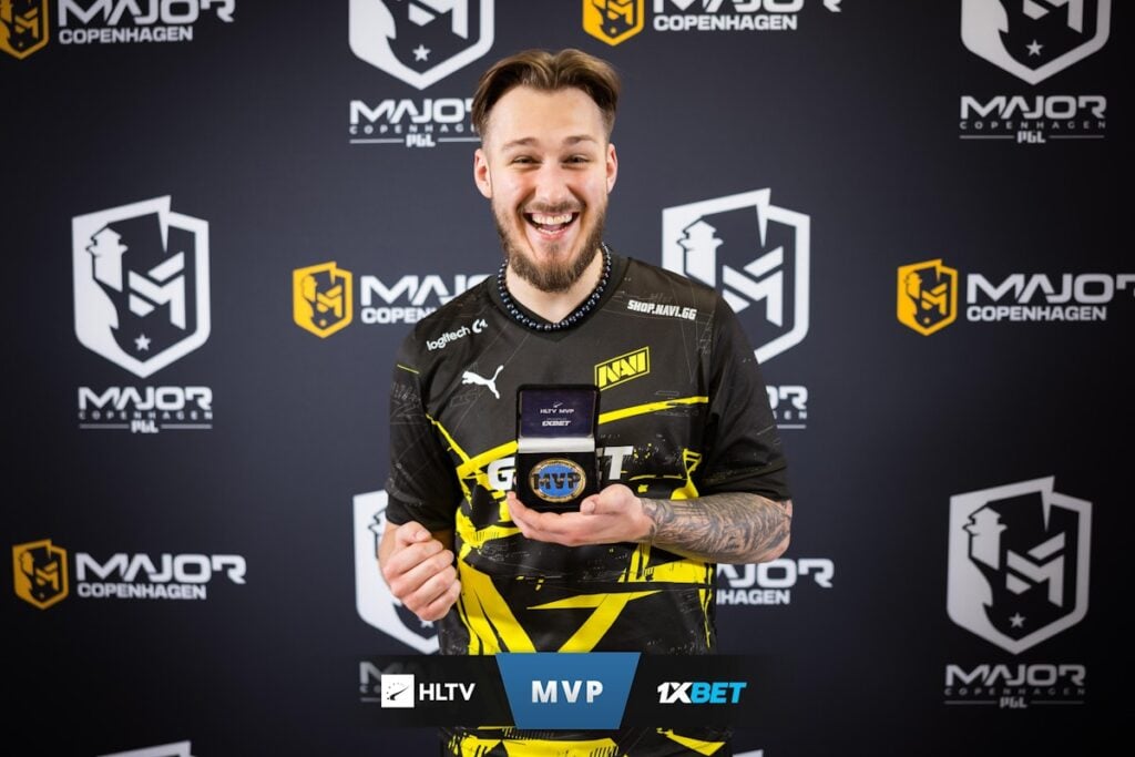 NAVI jL tenant sa médaille de MVP du Major de Copenhague PGL 2024.