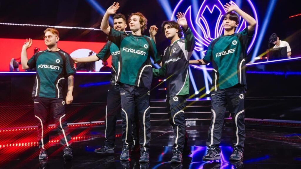 FlyQuest salue le public après leur victoire contre G2 Esports lors du MSI 2025 Bracket Stage Day 4 au Pacific Coliseum à Vancouver, Canada, le 4 juillet,