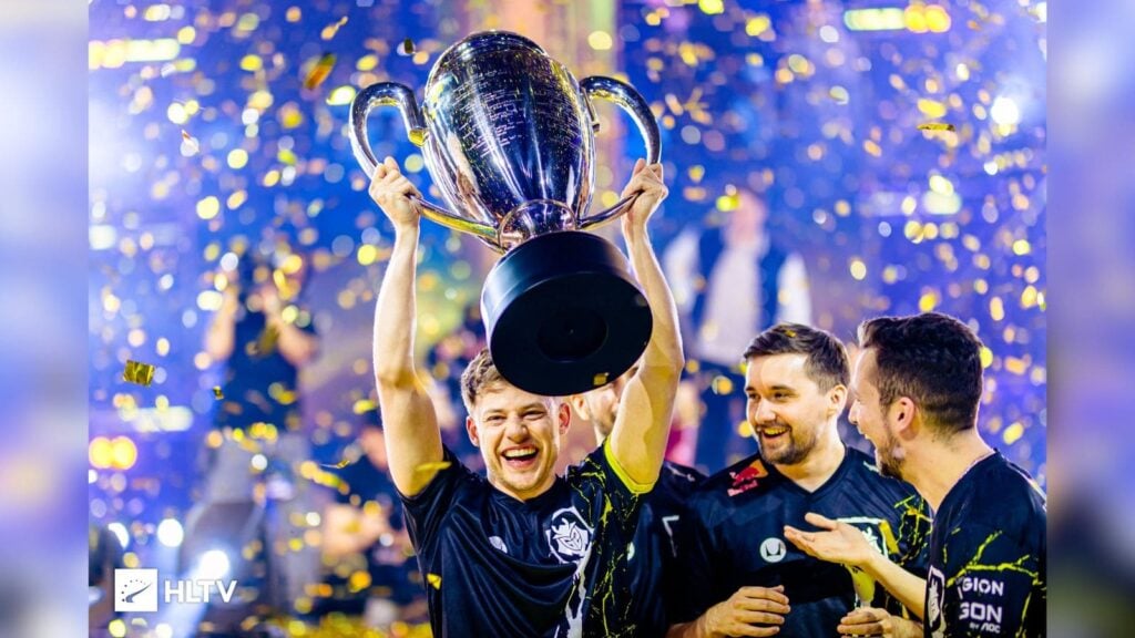 Jks soulevant le trophée de l'IEM Katowice après l'avoir remporté avec G2 Esports en 2023.