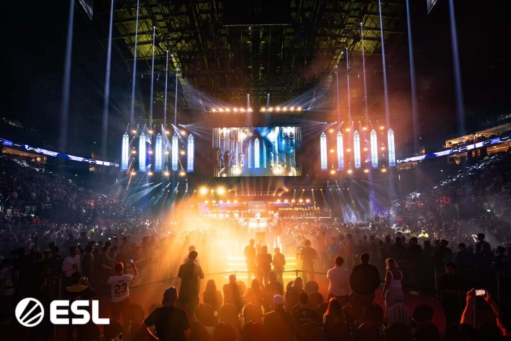 Vue de la scène et de la foule à l'IEM Cologne à la Lanxess Arena en Allemagne, surnommée la Cathédrale de Counter-Strike.