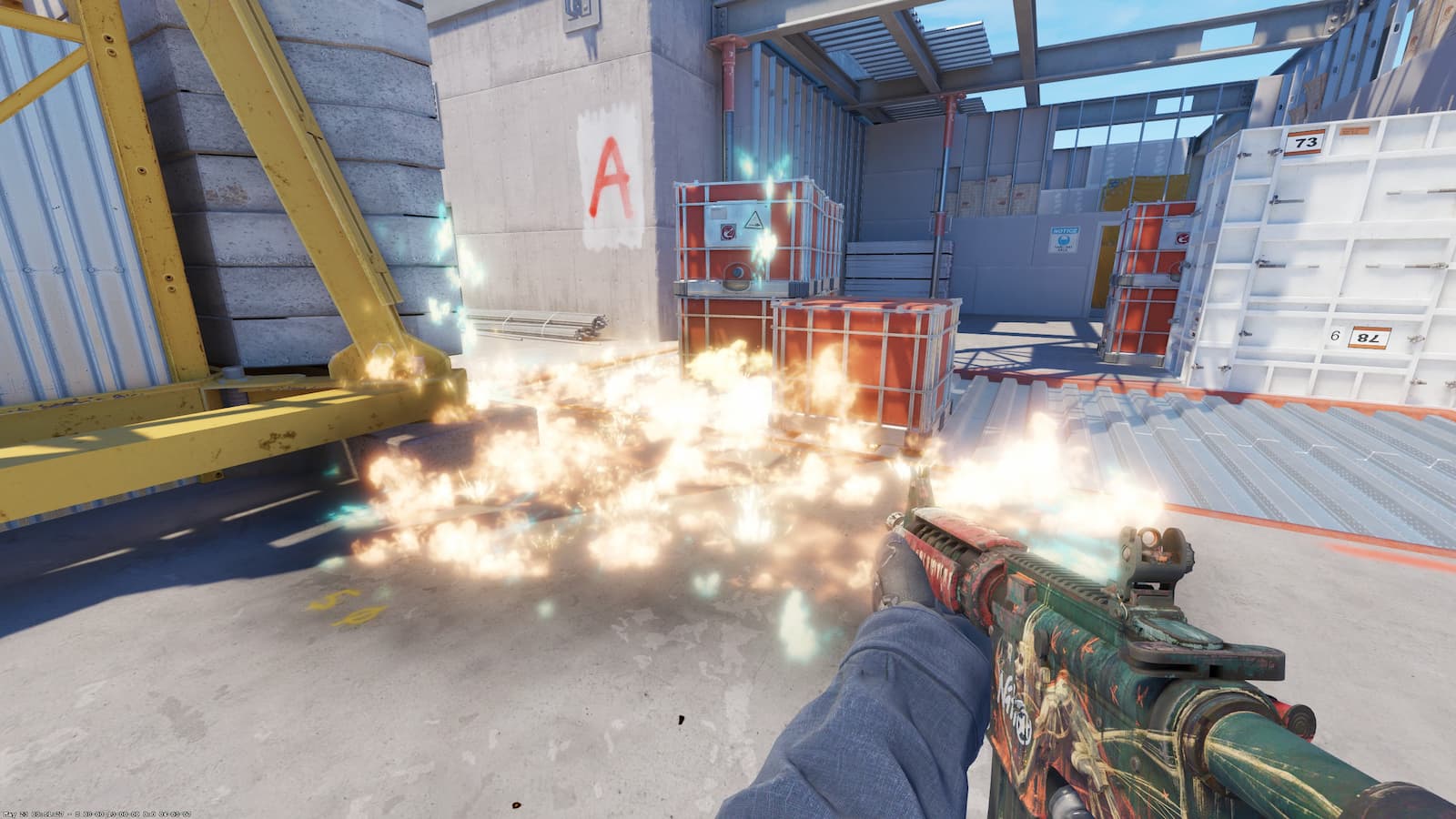 Un joueur tenant un fusil M4 regarde une grenade incendiaire dans Counter-Strike 2.