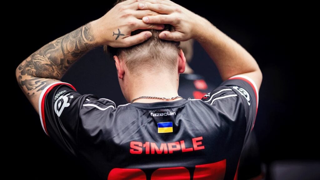 S1mple tenant ses mains à l'arrière de sa tête après une défaite au CS2 Austin Major 2025.