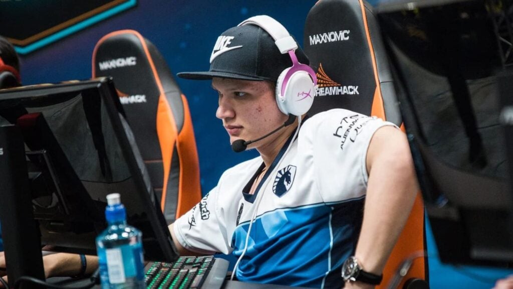 S1mple jouant pour Team Liquid lors d'un tournoi organisé par DreamHack.