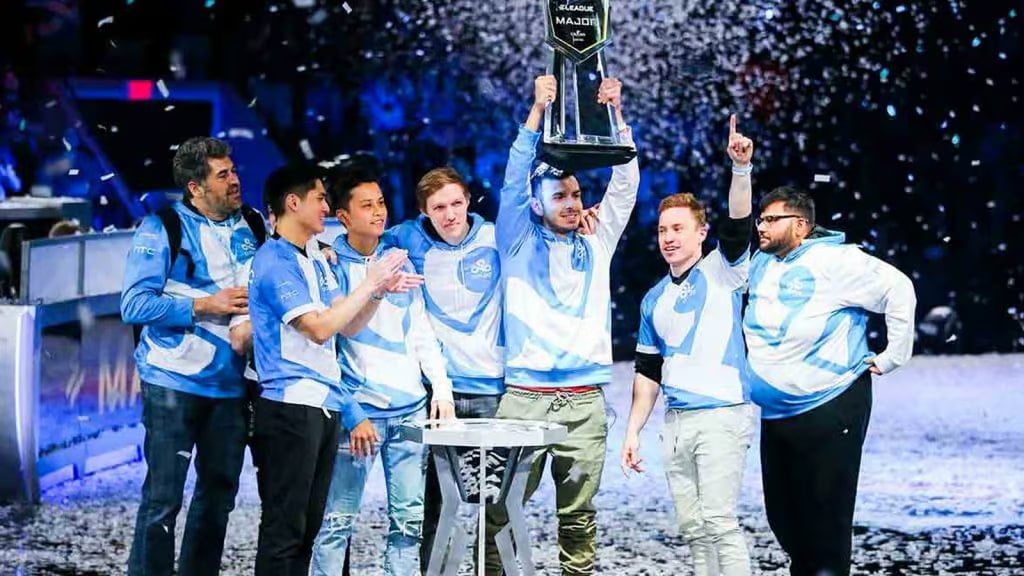 Tarik lève le trophée alors que Cloud9 célèbre leur victoire lors de l'ELEAGUE Boston Major 2018.