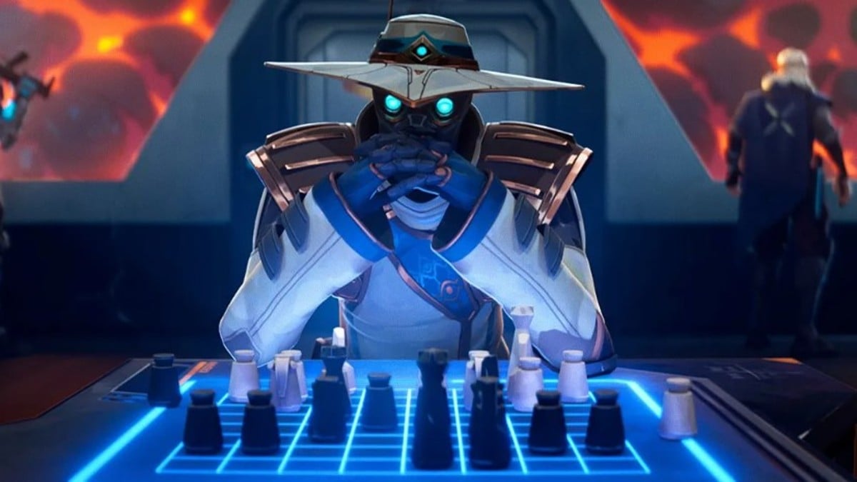 Cypher jouant aux échecs avec deux agents derrière lui dans VALORANT