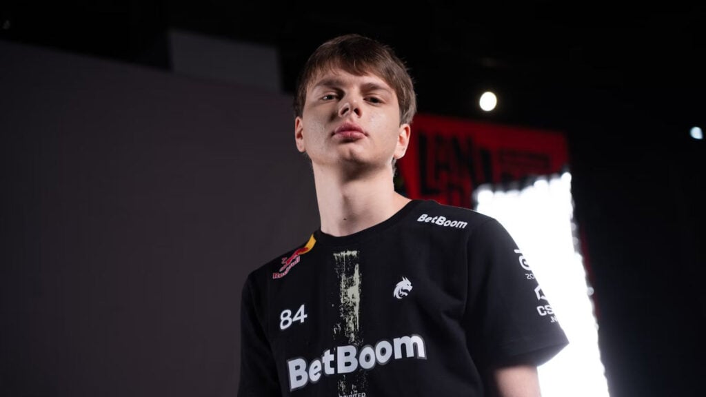 kyousuke de Team Spirit Academy pose et regarde l'appareil photo.