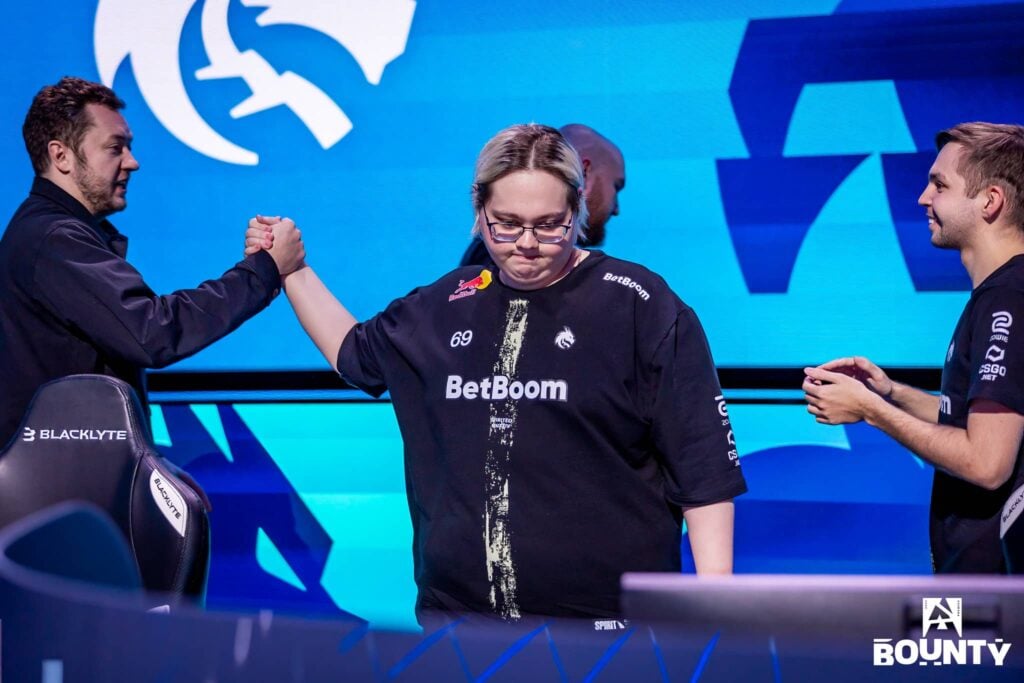 Magixx de Team Spirit regarde vers le bas tout en serrant la main d'un membre de l'équipe après un match dans un tournoi BLAST Bounty.