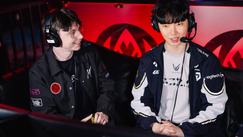 Le costreamer d'esport Caedrel (L) et Chovy de Gen.G Esports lors du MSI 2025 Bracket Stage Day 8 au Pacific Coliseum à Vancouver, Canada, le 9 juillet 2025.
