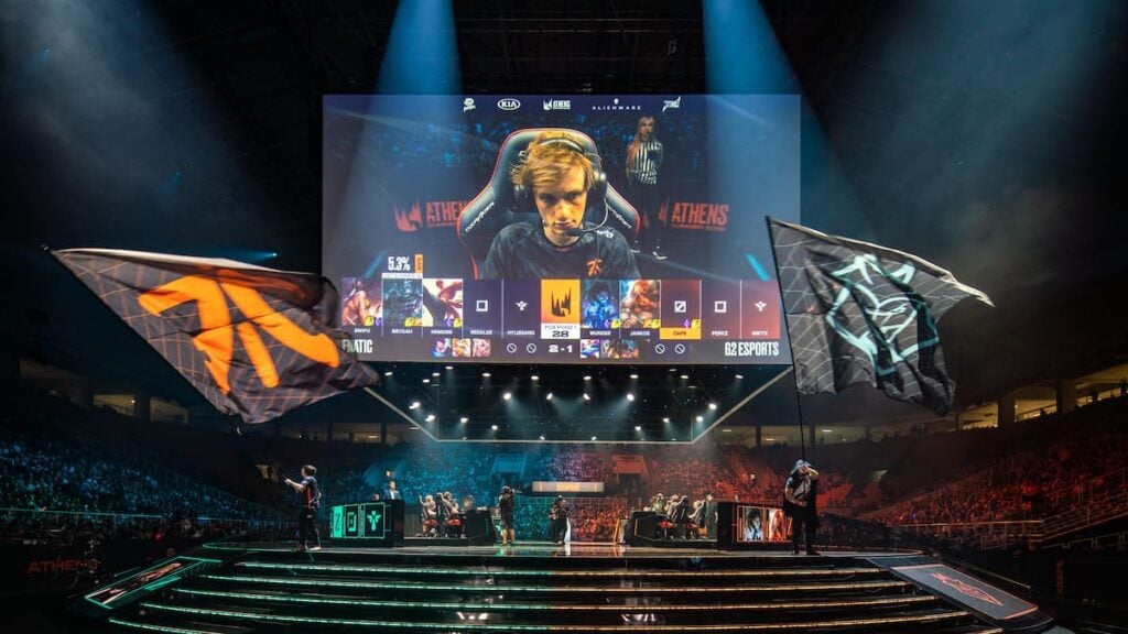 Image montrant Nemesis à l'écran lors des finales d'été de la LEC 2019 entre Fnatic et G2 Esports.