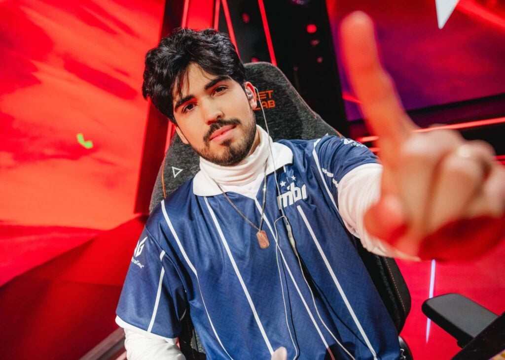 Aspas de MIBR fait un geste du numéro un en regardant la caméra au VCT Americas.