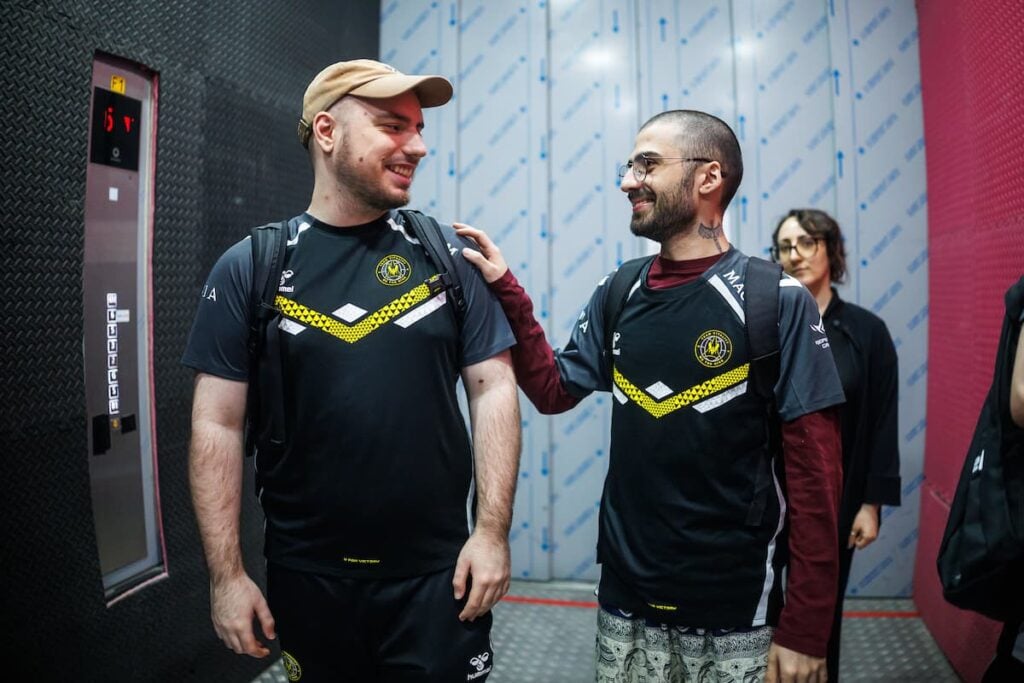 Derke (L) et Sayf du Team Vitality sont vus en backstage lors des Playoffs du VALORANT Masters Bangkok le 28 février 2025 à l'UOB Live à Bangkok, Thaïlande.