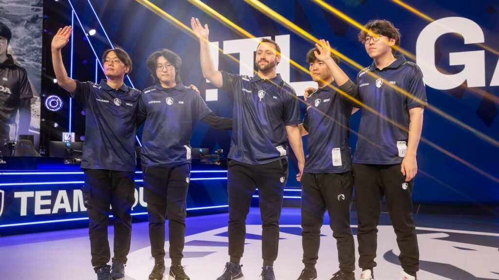 Team Liquid après la victoire au LTA North Split 3 Semaine 1 à la Riot Games Arena le 27 juillet 2025 à Los Angeles, Californie.