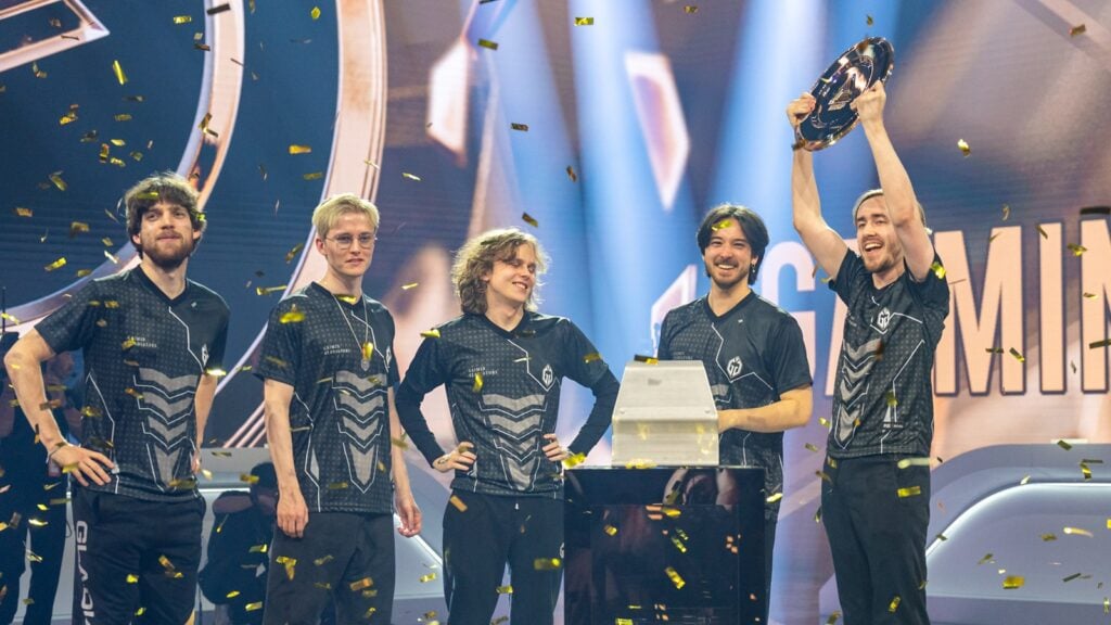 photo des Gaimin Gladiators avec le trophée EWC 2024.