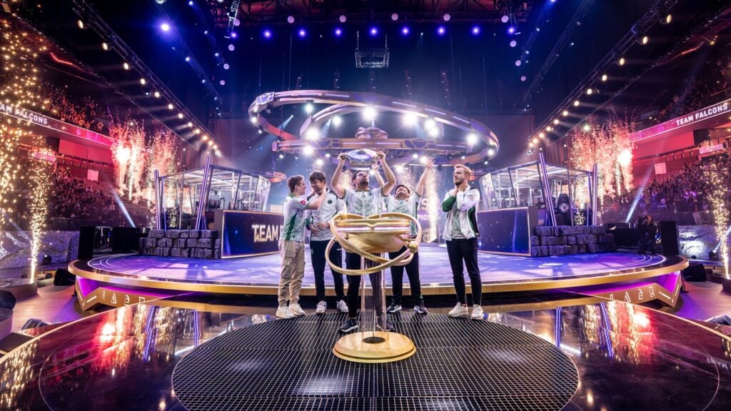 Photo de l'équipe Falcons après avoir remporté la TI 2025.