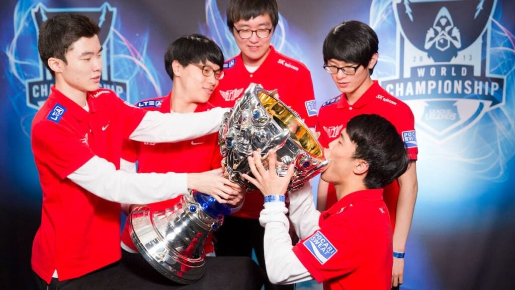 Image montrant la première victoire de T1 aux Worlds avec des joueurs comme Faker et Impact.