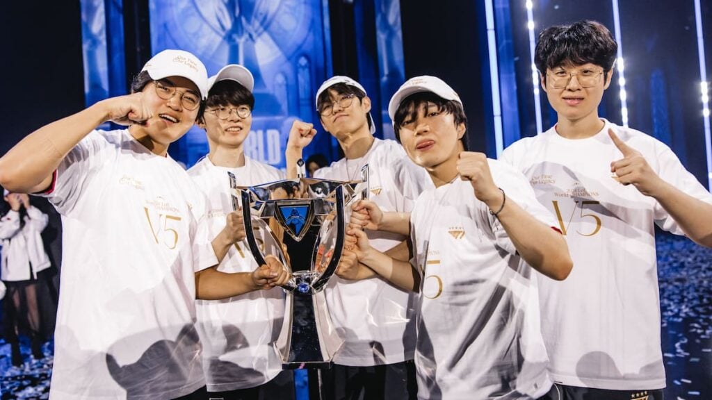 T1 lève le trophée sur scène après la victoire lors de la finale du Championnat du Monde de League of Legends 2024 le 2 novembre 2024 à Londres.