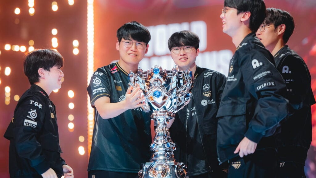 T1 brandit le trophée sur scène après avoir été couronné champion lors des finales de League of Legends Worlds 2025 le 8 novembre 2025 à Chengdu, en Chine.