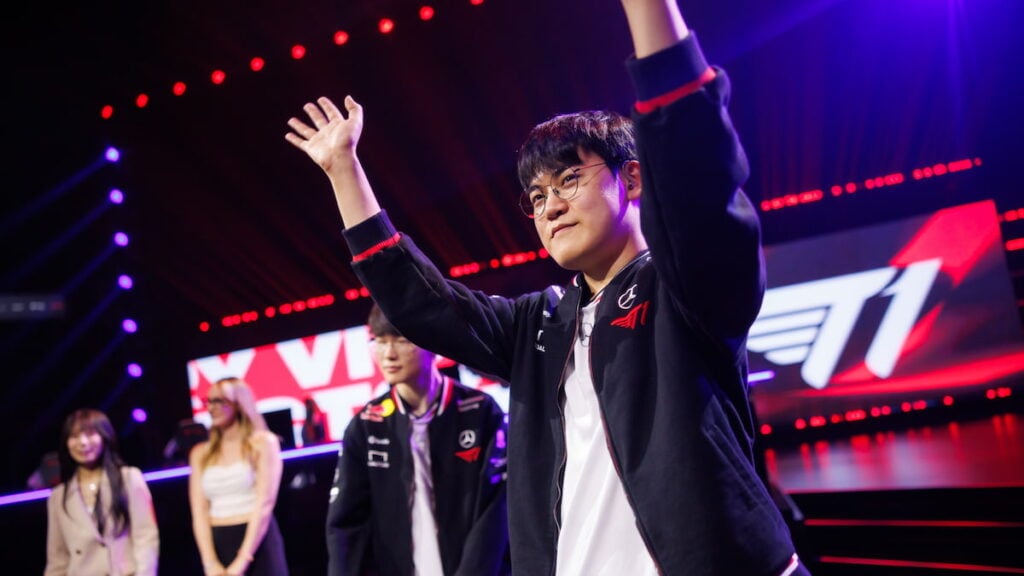 Gumayusi de T1 salue le public sur scène lors de la phase de bracket du MSI 2025 au Pacific Coliseum à Vancouver, Canada, le 3 juillet 2025.