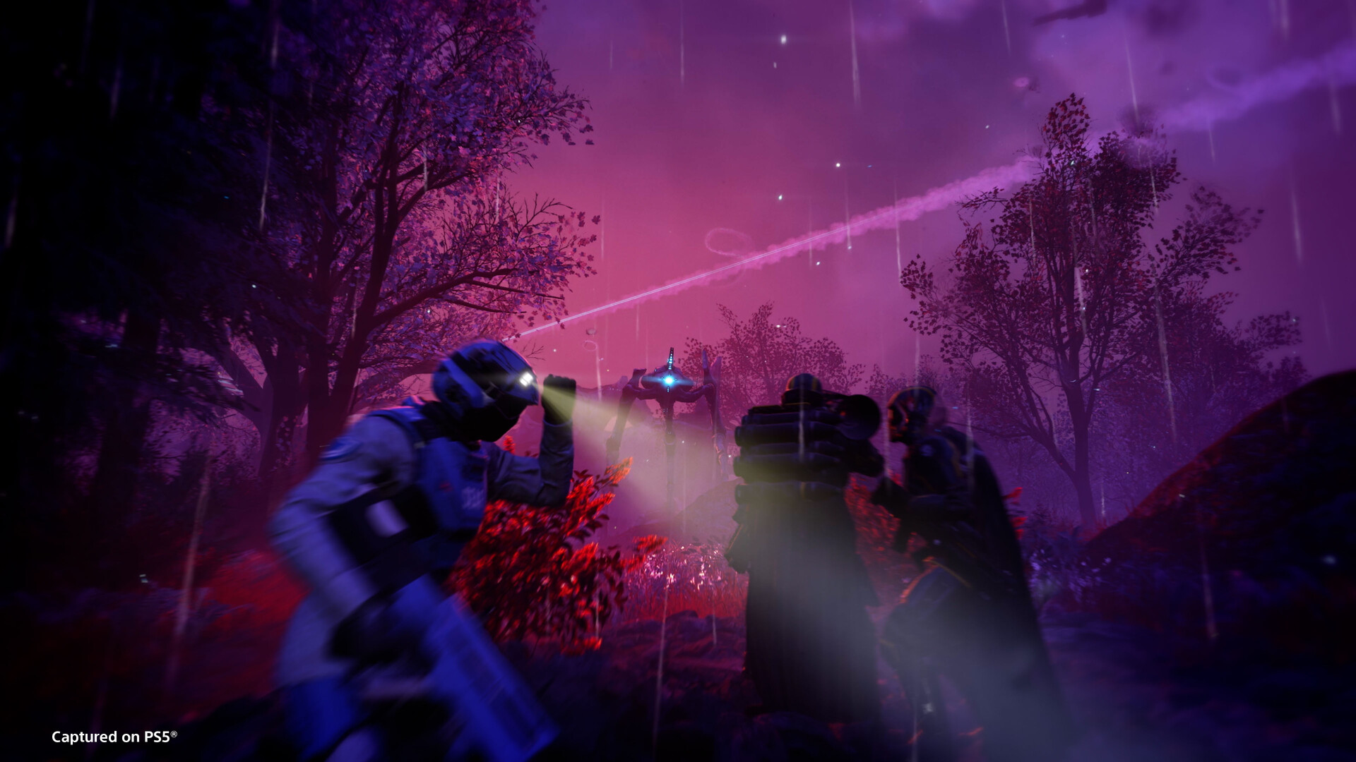 Capture in-game Helldivers 2 : vue a la premiere personne d'un soldat futuriste en armure orange et noire, HUD d'arme au premier plan, environnement hostile avec ennemis au loin.