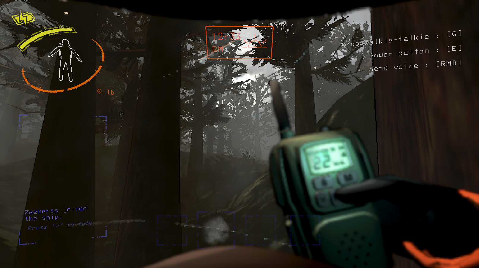 Capture in-game Lethal Company : interieur industriel sombre d'une lune abandonnee, equipier en equipement spatial et torches electriques.