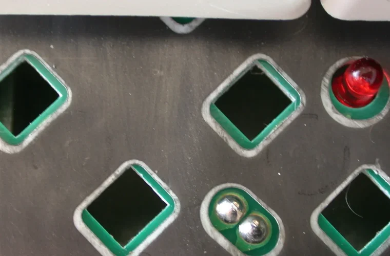 Touches A et D d’un clavier fictif avec schéma de deux entrées directionnelles