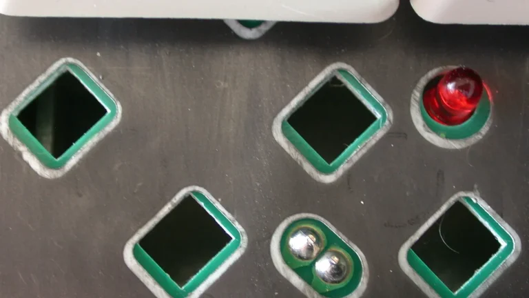 Touches A et D d’un clavier fictif avec schéma de deux entrées directionnelles