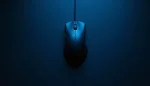 Souris noire posée sur un grand tapis de bureau