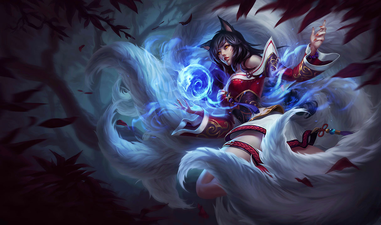 Splash art officiel League of Legends : Ahri, mage renard à neuf queues aux cheveux roux, regard charmeur et posture élégante.
