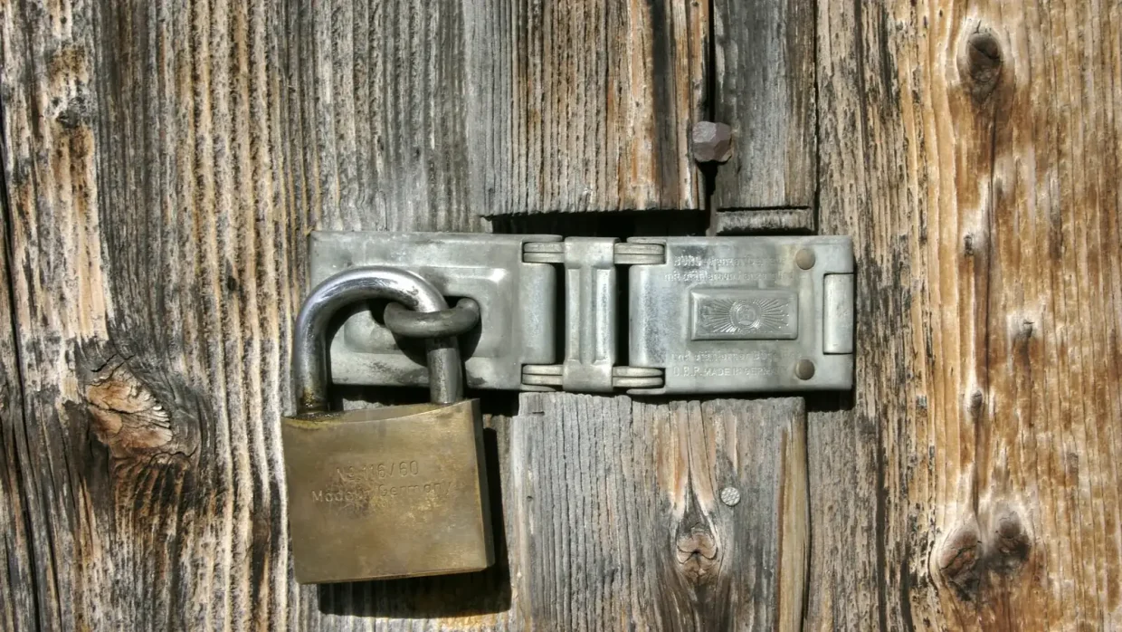Ordinateur et téléphone protégés par un cadenas avec matrice de permissions