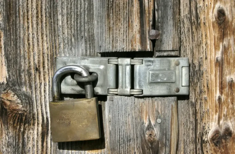 Ordinateur et téléphone protégés par un cadenas avec matrice de permissions