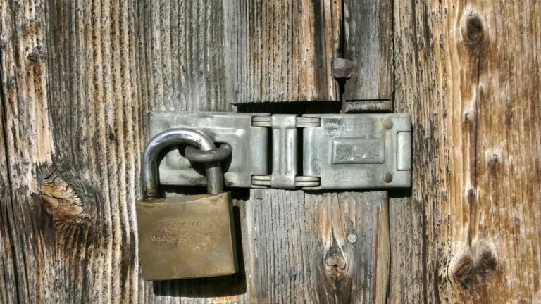 Ordinateur et téléphone protégés par un cadenas avec matrice de permissions