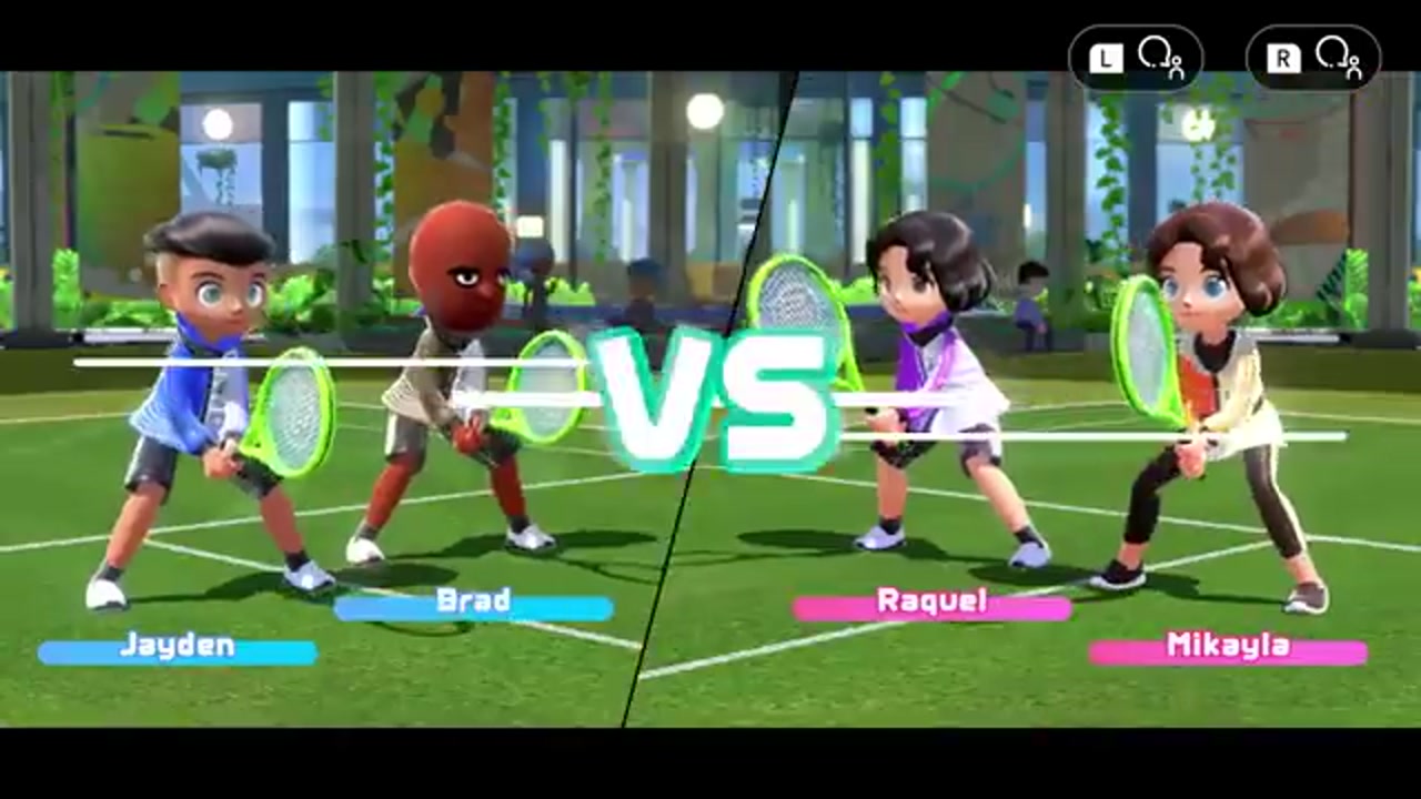 Capture in-game Nintendo Switch Sports : match de tennis entre quatre Mii (Jayden, Brad, Raquel, Mikayla) sur un court vert avec raquettes.
